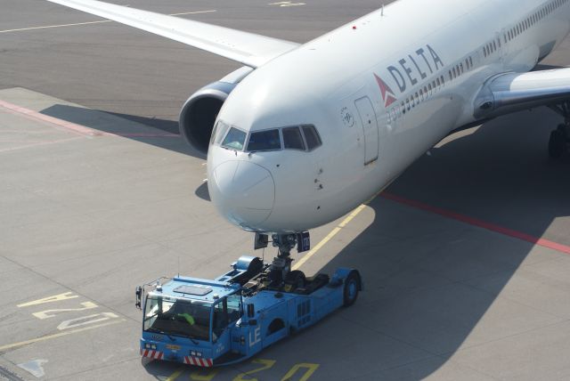 BOEING 767-300 (N177DZ) - Delta Airlines B767-332ER cn29698