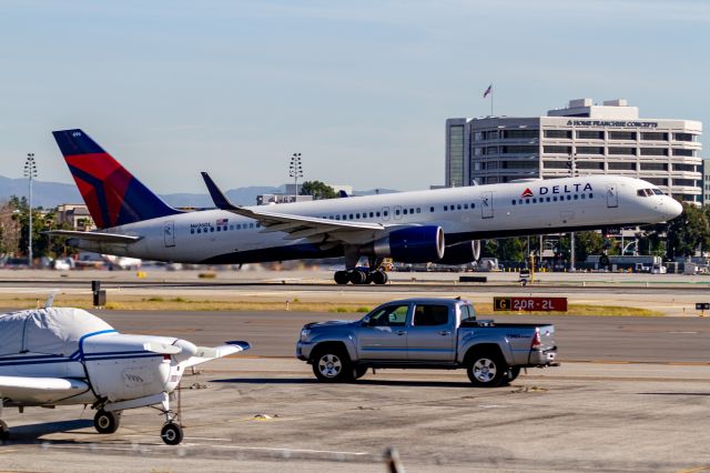 Boeing 757-200 (N696DL)