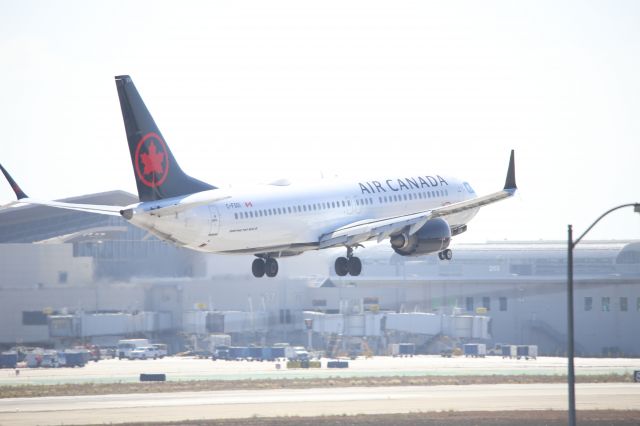 Boeing 737 MAX 8 (C-FSOI)