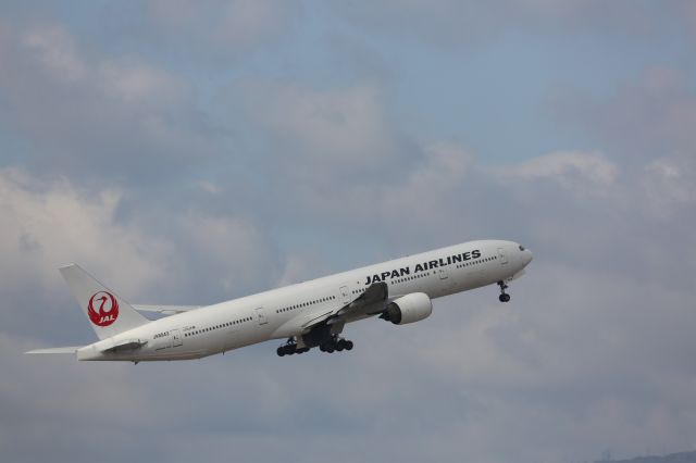 BOEING 777-300 (JA8943)