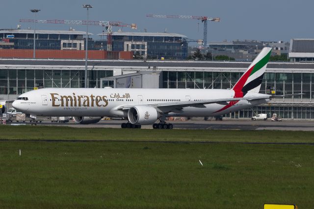 BOEING 777-300ER (A6-ENT)
