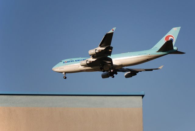— — - Korean Air Cargo landing at LOWW