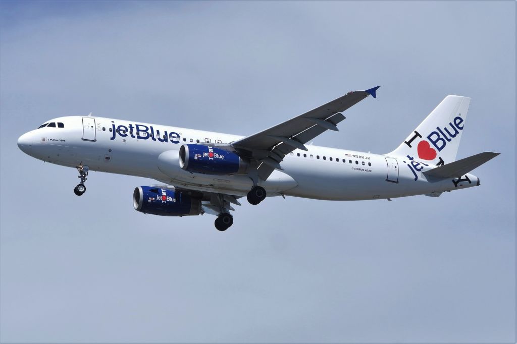Airbus A320 (N586JB)