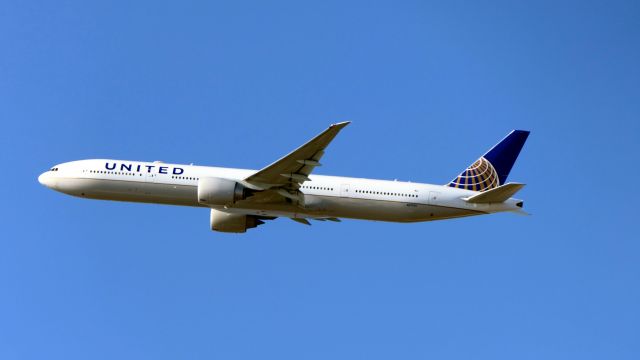 BOEING 777-300ER (N2747U)