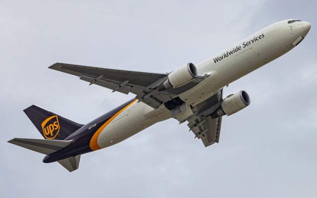 BOEING 767-300 (N371UP)