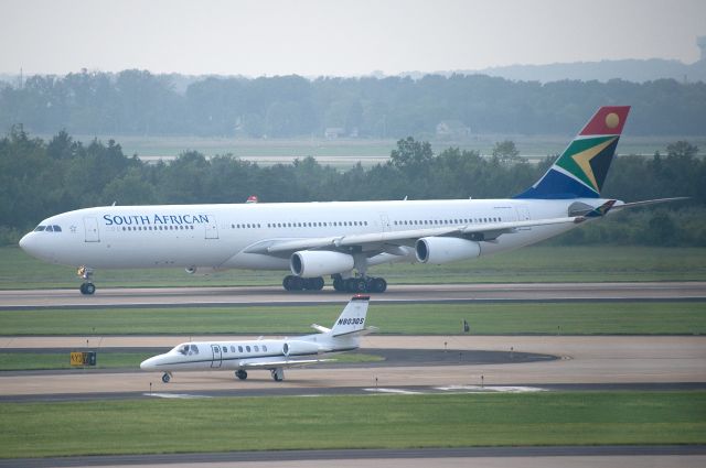 Airbus A340-300 (ZS-SXH) - ZS-SXH  A340-313X  SAA  KIAD  20110904