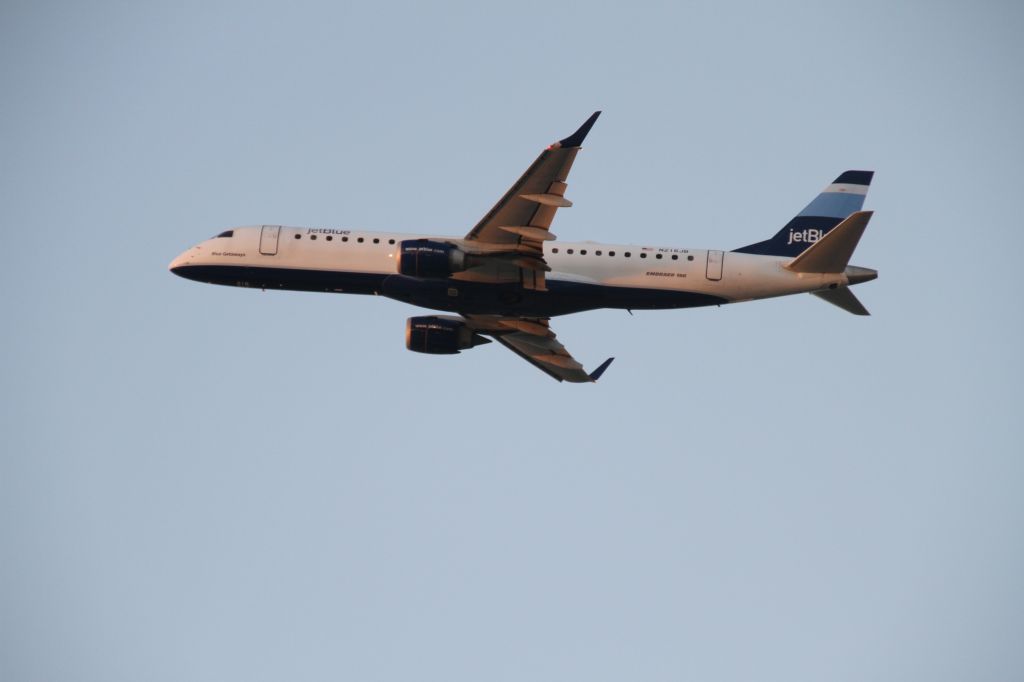 Embraer ERJ-190 (N216JB)