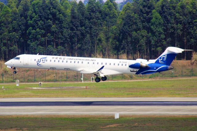 Canadair Regional Jet CRJ-900 (B-7692) - TIPS:Select full-size and wait for a while for better view.