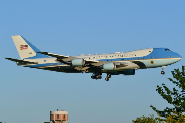 N28000 — - Air Force 1 on finals at Brussels on 13/06/2021