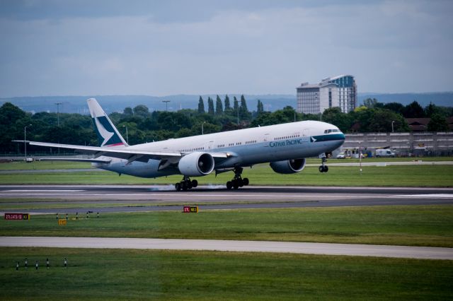 BOEING 777-300 (B-KQA) - Cathay Pacific Boeing 777-300 B-KQA landing on 27L at London Heathrow LHR.