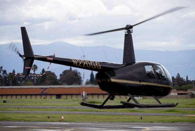 Robinson R-44 (N220GG)