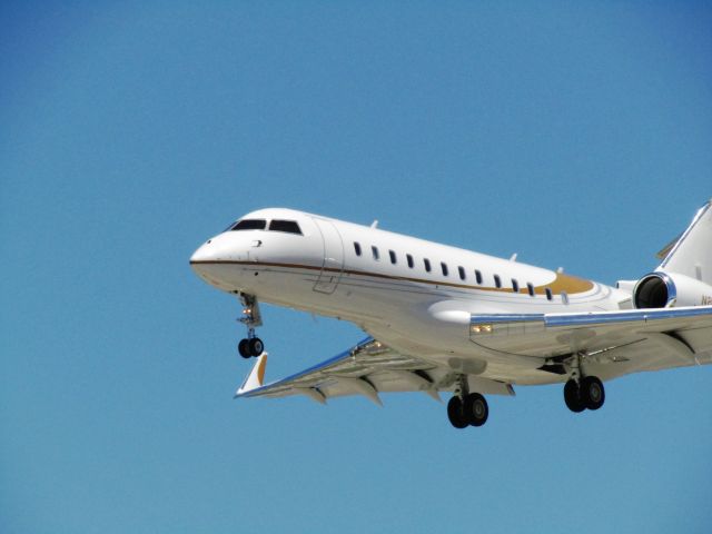 Bombardier Global Express (N826ZF) - Landing RWY 30