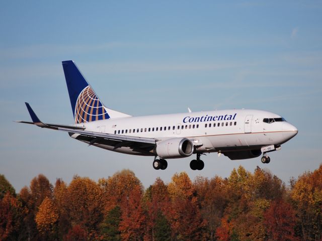 Boeing 737-500 (N14628) - Approaching 18C - 11/13/10