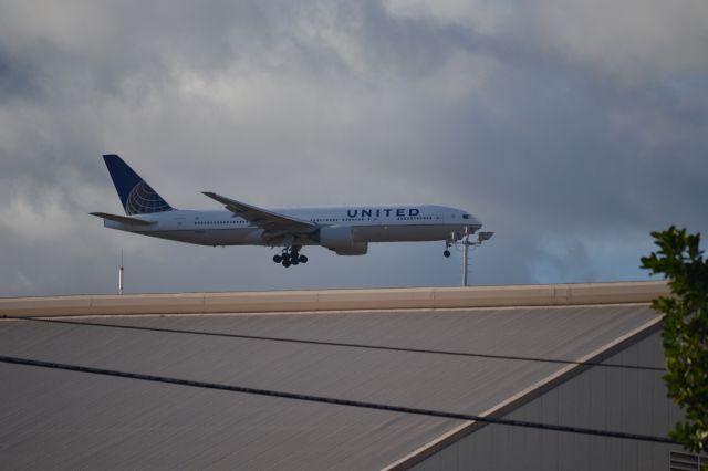 Boeing 777-200 — - A United 777-200 on final into PHNL.