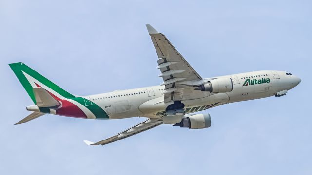 Airbus A330-200 (EI-DIP) - July 21, 2017, Chicago, Illinois -- This Airbus A-330-202 just departed ORD.