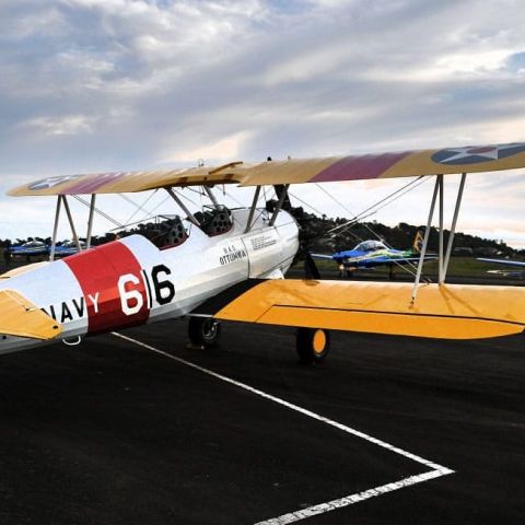 EAA Biplane — - Biplano é uma aeronave com uma configuração de asas de tal modo que há duas superfícies de sustentação verticalmente paralelas (uma sobre a outra). Foi uma configuração muito usada até os anos 40.