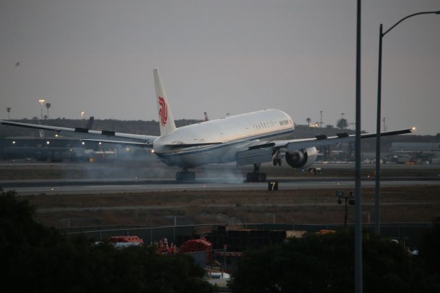 BOEING 777-300 (B-2038)