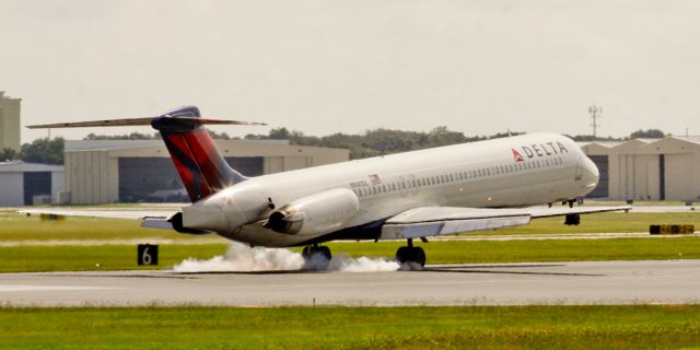 McDonnell Douglas MD-88 (N490DL)