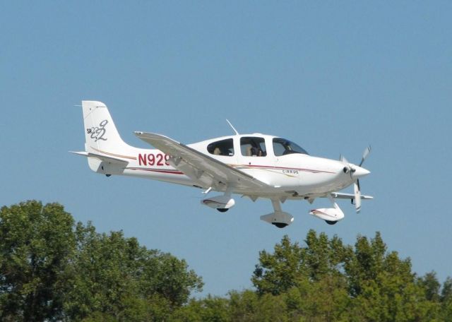 Cirrus SR-22 (N929CP) - Landing on 14 at Downtown Shreveport.