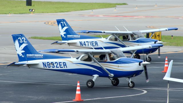 Cessna Skyhawk (N832ER)