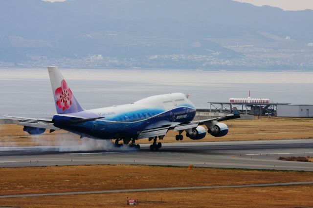 Boeing 747-400 (B-18210)