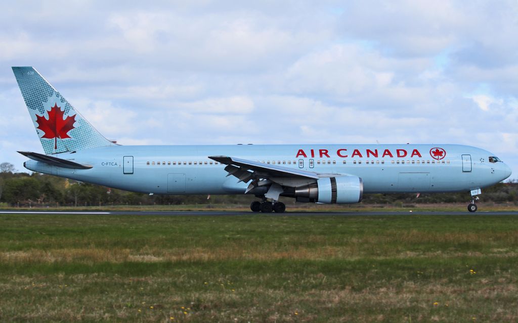 BOEING 767-300 (C-FTCA) - air canada b767-3 c-ftca landing at shannon from toronto 27/4/16.
