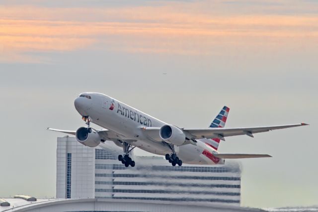Boeing 777-200 (N767AJ)