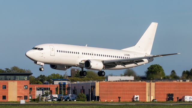 BOEING 737-300 (LY-EWE)