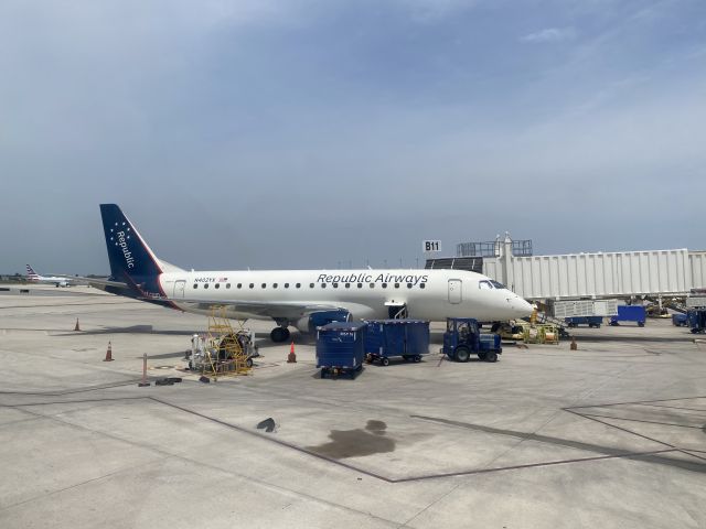 Embraer 175 (N402YX)