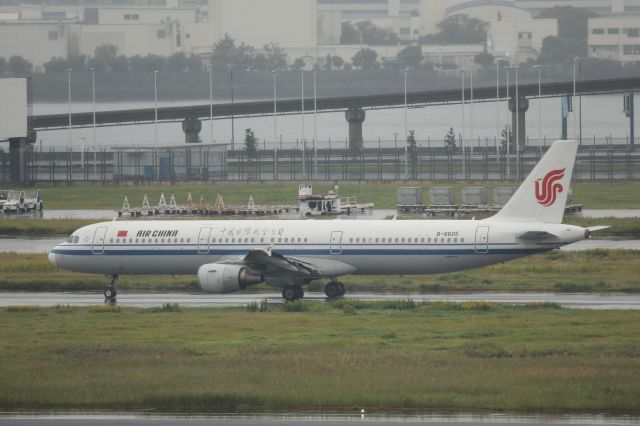 Airbus A321 (B-6605) - 11 October 2015: