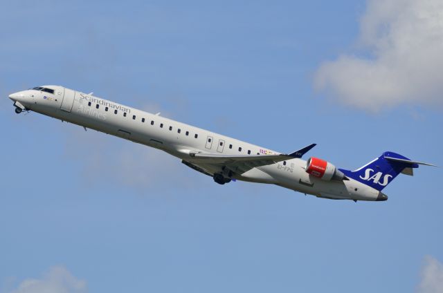 Canadair Regional Jet CRJ-900 (EI-FPG) - Operate by Cityjet