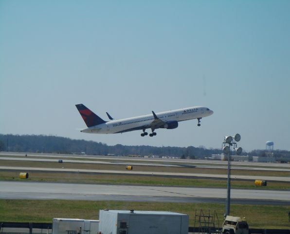 Boeing 757-200 (N660DL) - This Delta Airlines Boeing 757-200 departs Atlanta for Montego Bay around noon on March 13, 2011.