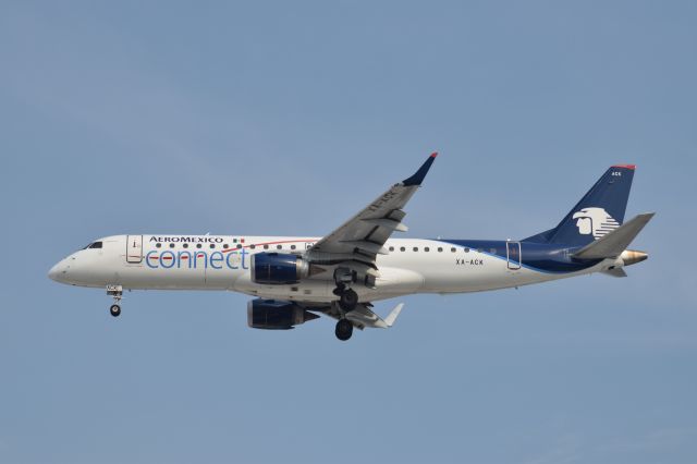 Embraer ERJ-190 (XA-ACK) - Embraer EMB-190LR XA-ACK MSN 538 of AeroMexico Connect is on short final to runway 05R at Mexico City International Airport (06/2019). 