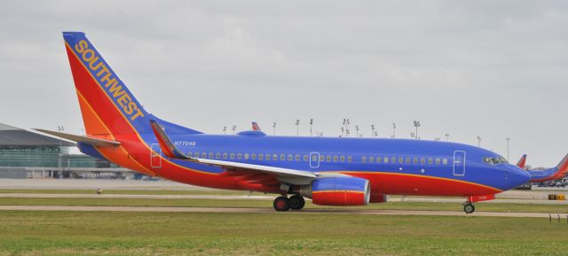 Boeing 737-700 (N7704B)