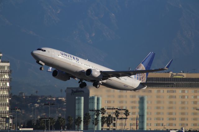 Boeing 737-800 (N37277)