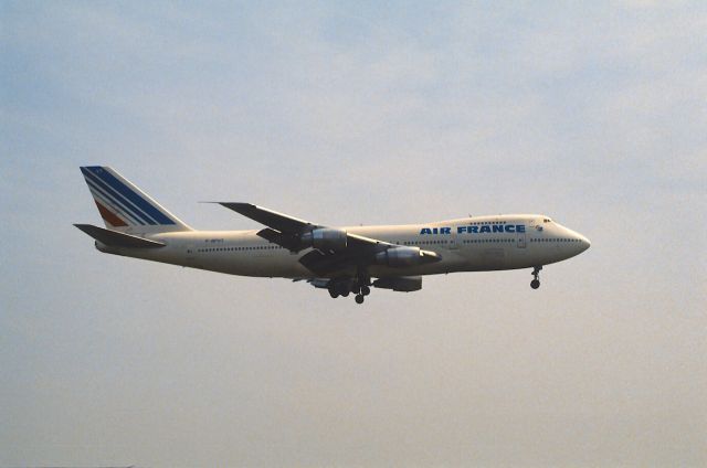 Boeing 747-200 (F-BPVT) - Final Approach to Narita Intl Airport Rwy16 on 1988/05/05