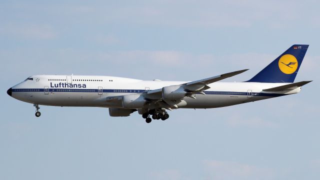 BOEING 747-8 (D-ABYT) - Lufthansas newest Retro Jet in 80s colors