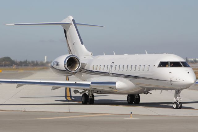 Bombardier Global Express (N688MC)