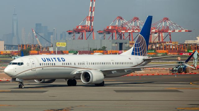 Boeing 737 MAX 9 (N37510)