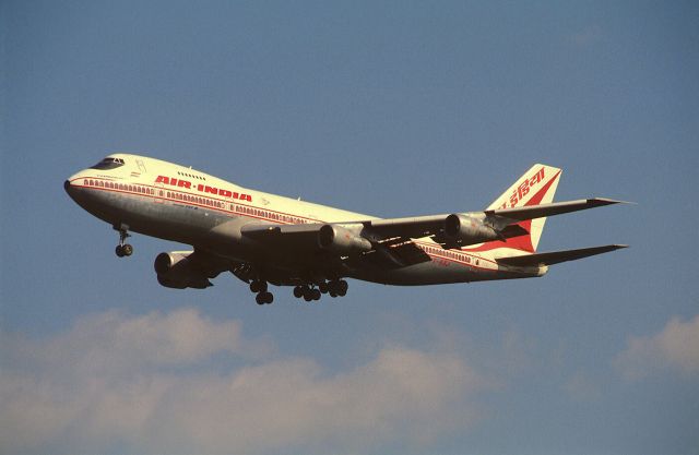 Boeing 747-200 (VT-EFJ) - Final Approach to Narita Intl Airport Rwy34 on 1988/10/19