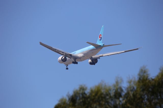 BOEING 777-200LR (HL8046)