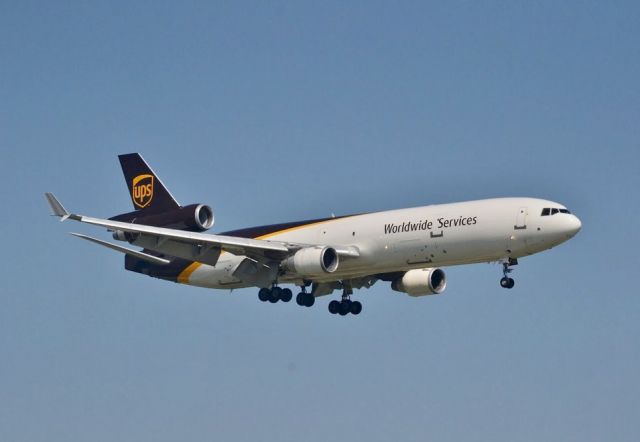 Boeing MD-11 (N285UP) - A UPS MD-11 landing on 17L.