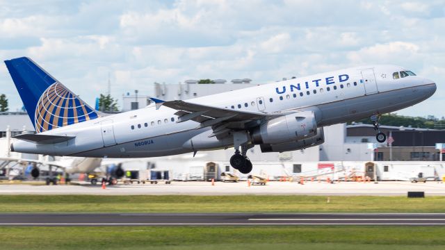 Airbus A319 (N808UA)