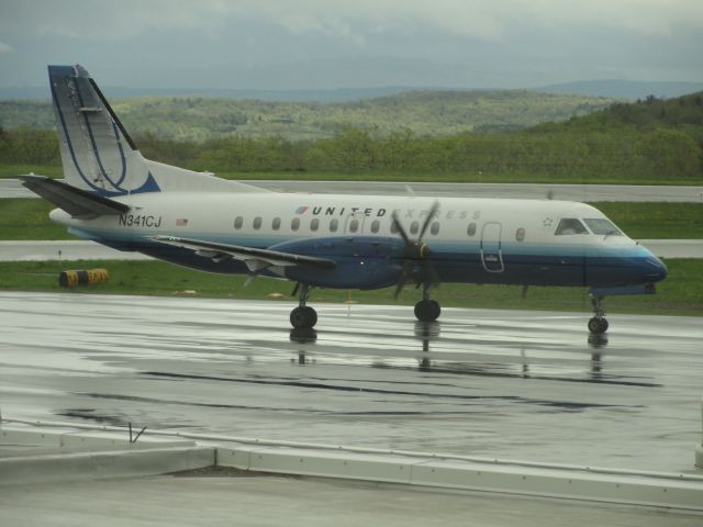 Saab 340 (N341CJ) - Saab 340 Colgan United Express Flight 3874 taxiing into Greater Binghamton Regional Airport on 5/18/11