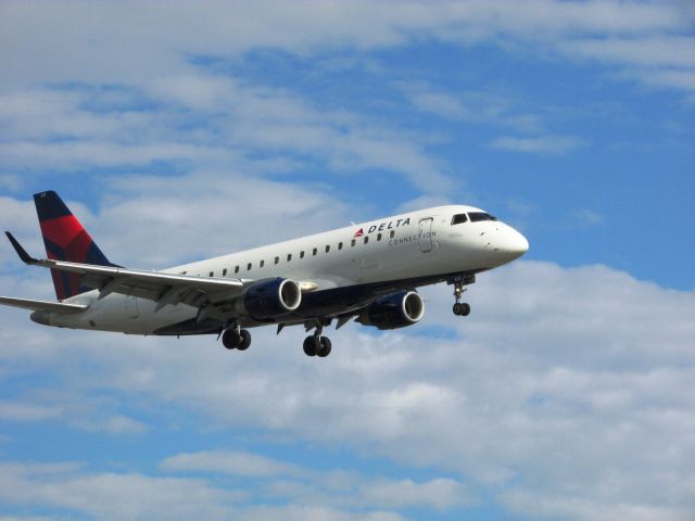 Embraer 170/175 (N615CZ) - Landing RWY 20R