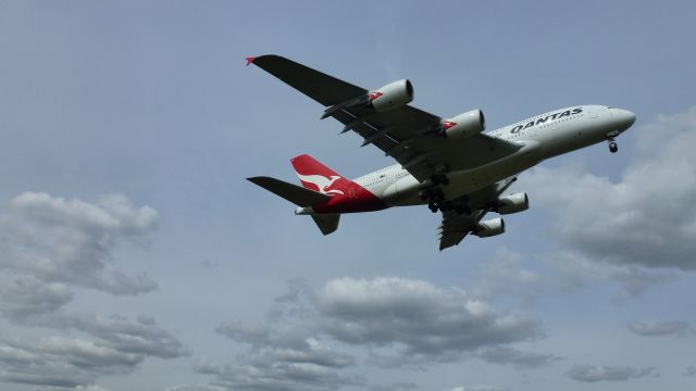 Airbus A380-800 (VH-OQL) - Final approach to Runway 27R at LHR