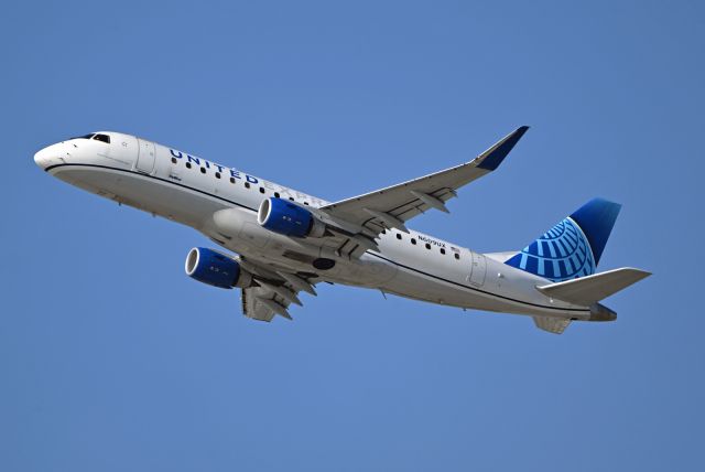 Embraer 175 (N609UX)
