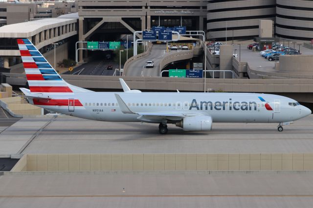 Boeing 737-800 (N951AA)