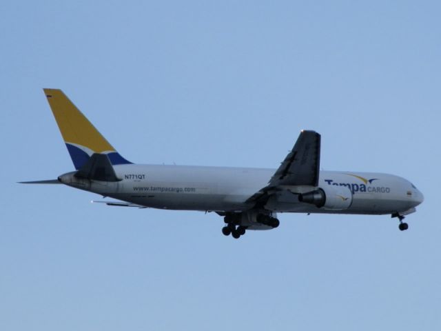 BOEING 767-200 (N771QT)