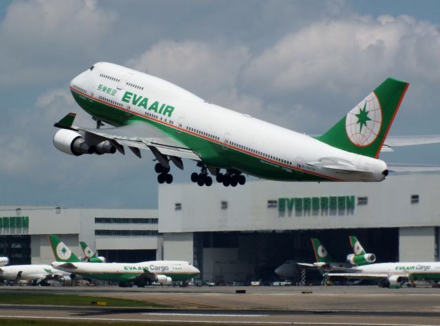 Boeing 747-400 (B-16412)